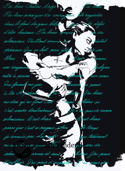 Kompositionsversuch zu T’es beau von Pauline Croze, türkisfarbener Text (Tinte, Steel Blue von Diamine) auf schwarz-weißem Hintergrund, digital nachbearbeitet