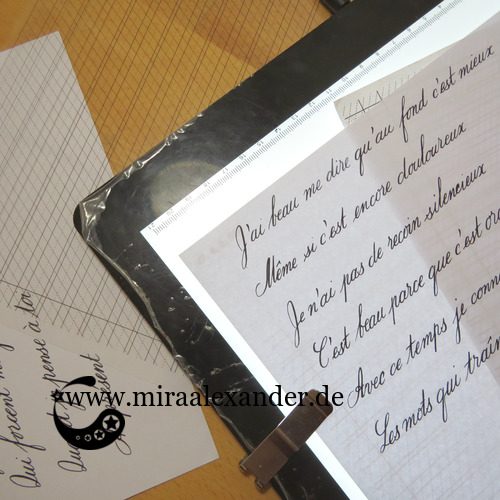 Beispiel einer Kalligrafievorlage zum Download (s. unten), ausgedruckt auf Overhead-Folien (links im Bild) und auf Papier (rechts im Bild), zur Benutzung mit einem Leuchttisch.