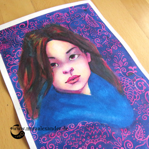 Aquarell-Portrait eines Frauenkopfes mit gemustertem Hintergrund im Rahmen des #SSBD17-Challenges von Mira Alexander.